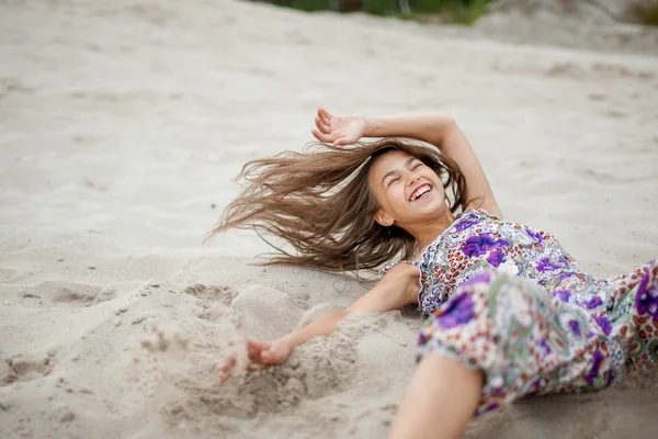 Lány a homokban — Stock Fotó