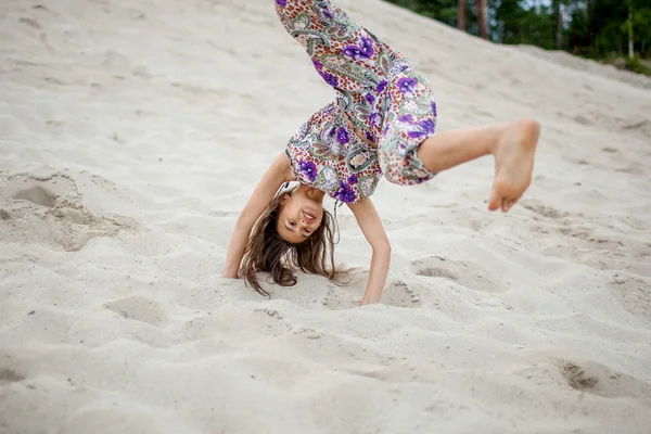 Девушка в песке — стоковое фото