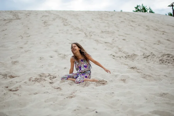 Fille dans le sable — Photo