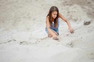 kum üzerine tırmanma kız