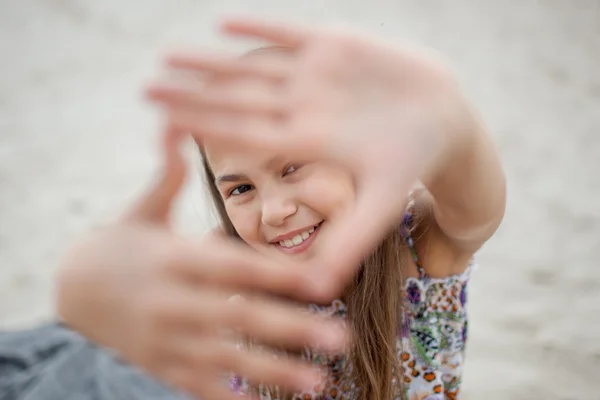 Девушка показывает жесты рукой — стоковое фото