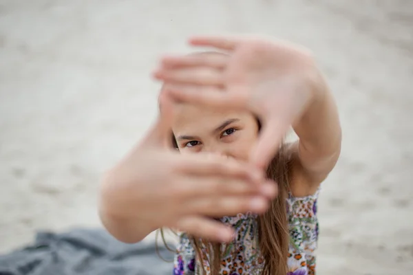 Menina mostrando gestos de mão — Fotografia de Stock