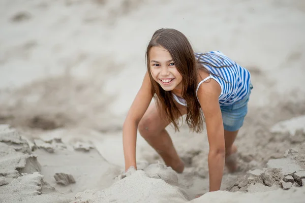 Κορίτσι αναρρίχηση πάνω στην άμμο — Φωτογραφία Αρχείου
