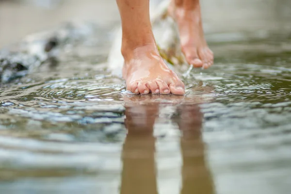 Meninas pernas na água — Fotografia de Stock