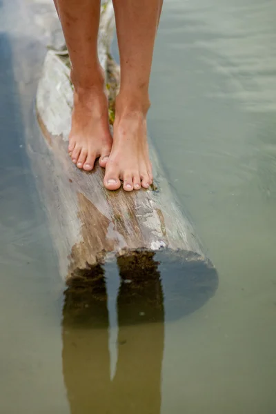 Meninas pernas na água — Fotografia de Stock
