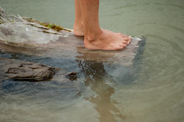 Girls ben på vattnet — Stockfoto