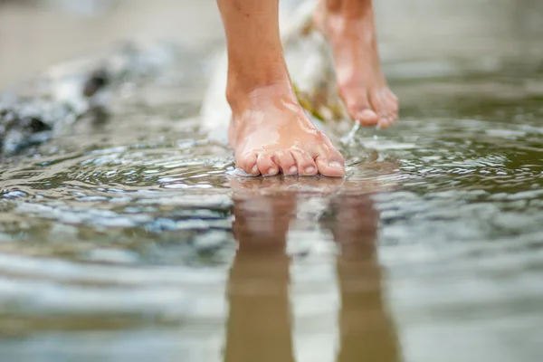 Mädchen Beine auf dem Wasser Stockbild