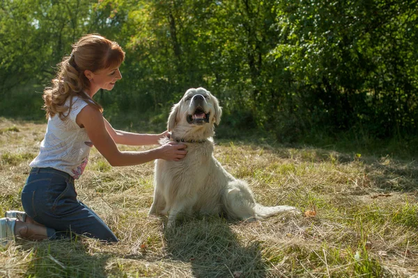 Kvinna och hund grupp — Stockfoto