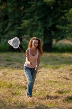 Kelebek ağı ile kız