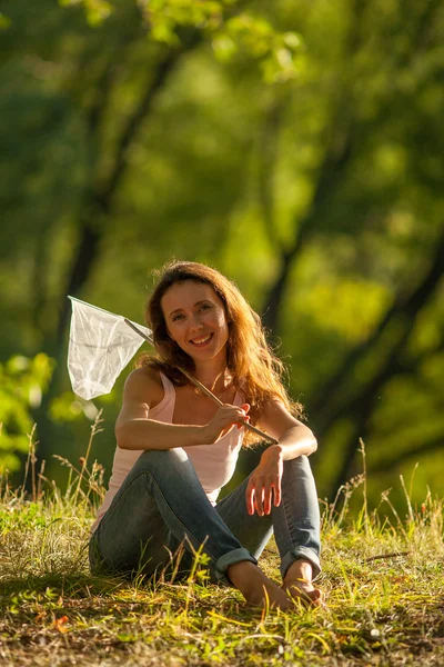 Mädchen mit Schmetterlingsnetz — Stockfoto