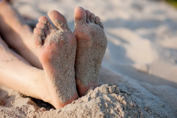 Flickor fötterna på sand — Stockfoto