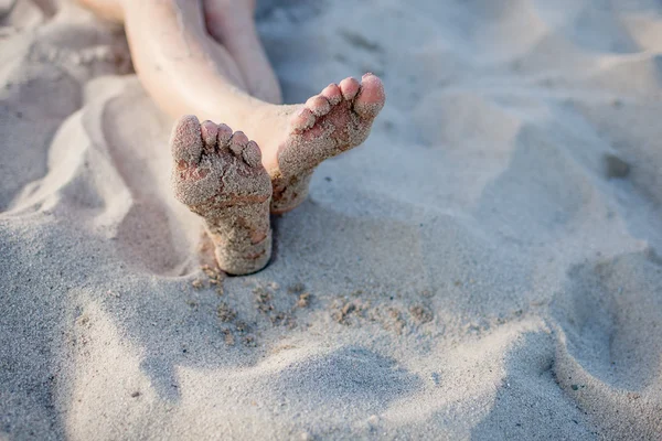 Flickans fötter på sand — Stockfoto