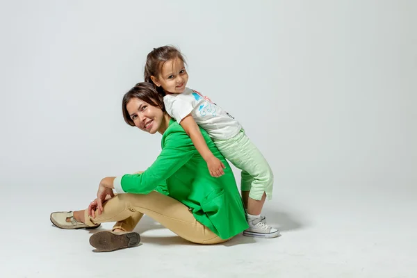 Dotter lutande på mamma — Stockfoto