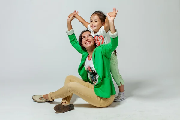 Filha abraçando sua mãe Imagens De Bancos De Imagens