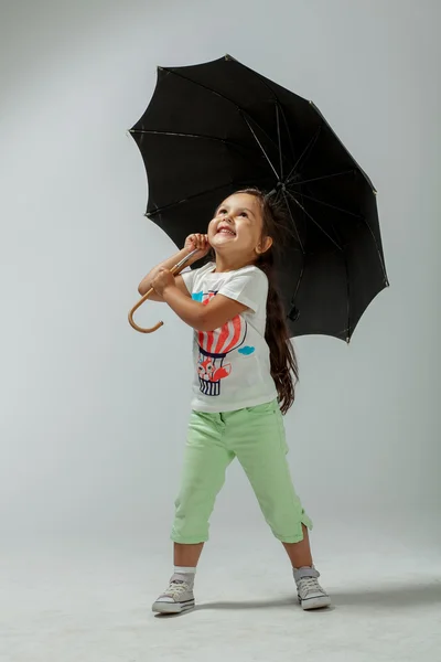 Menina com um guarda-chuva — Fotografia de Stock