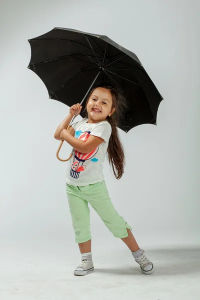 우산을 든 소녀 스톡 사진