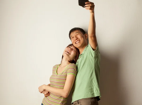 Couple photographing themselves — Stock Photo, Image
