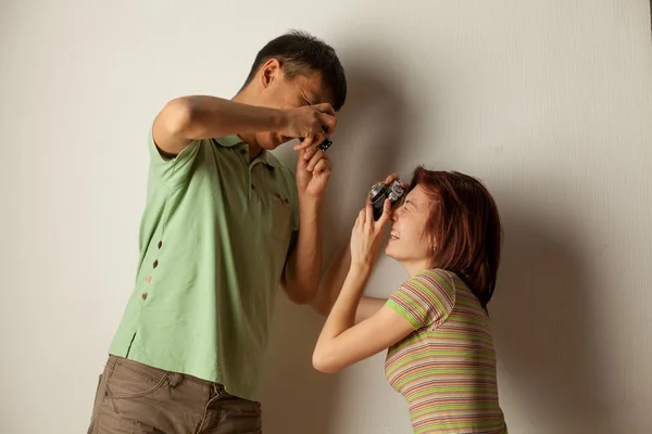 Couple photographing themselves — Stock Photo, Image