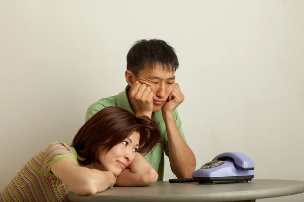 Pareja esperando una llamada telefónica —  Fotos de Stock