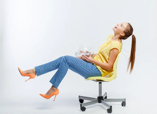 Ragazza con un acquario — Foto Stock