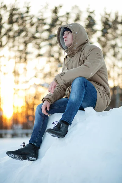 Jonge man in de winter — Stockfoto