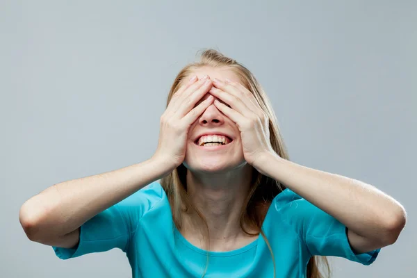 Chica con las manos sobre la cabeza — Foto de Stock