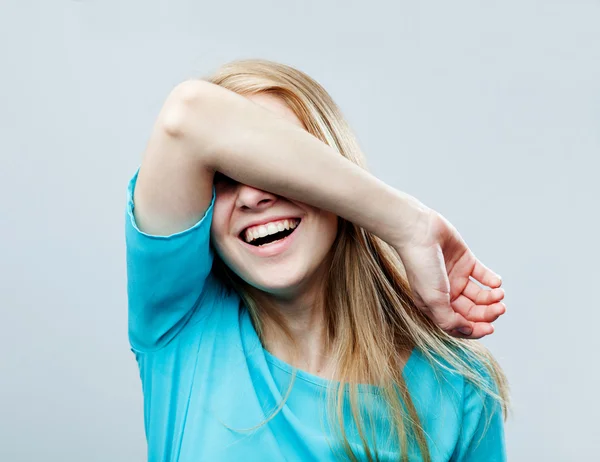 Fille avec les mains sur la tête — Photo