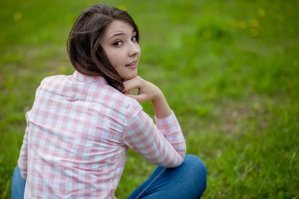 Girl sitting on the field — Stock Photo, Image