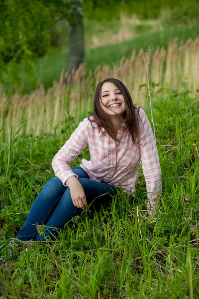 Girl sitting on the field — Stock Photo, Image