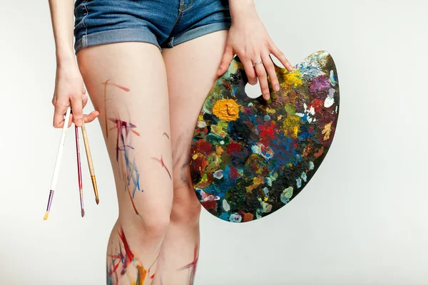 Bacaklar kız sanatçı — Stok fotoğraf