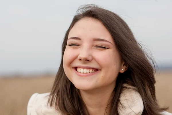 Jeune femme souriante — Photo