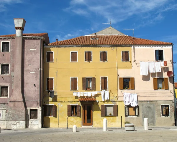 Characteristic colors of the houses on the island of Pellestrina — Stock Photo, Image