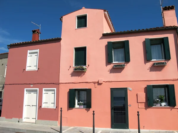 Couleurs caractéristiques des maisons sur l'île de Pellestrina — Photo