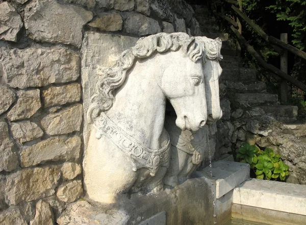 Fontana con sculture in pietra di cavalli — Foto Stock