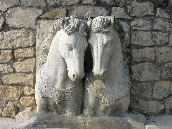 Fonte com esculturas de pedra de cavalos — Fotografia de Stock