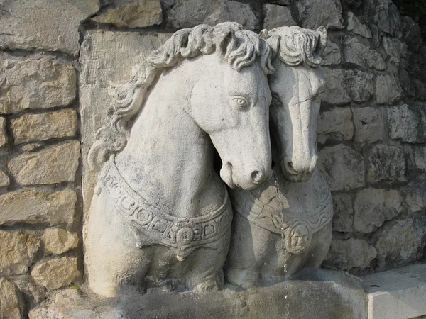 Fonte com esculturas de pedra de cavalos — Fotografia de Stock