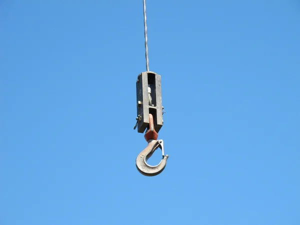 Gancho de um guindaste que suspende de um cabo — Fotografia de Stock