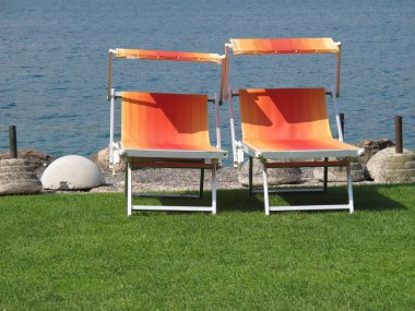 iki renkli plaj sandalyeleri