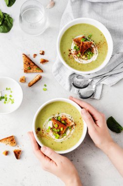 Işık taşı zemininde sağlıklı brokoli kremalı çorba. Diyet detoks gıda konsepti. Beyaz tabakta lezzetli sebze çorbası.