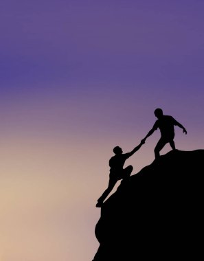 Yürüyüşçüler kayalara tırmanıyor, yardım ediyor ve tırmanıyor.