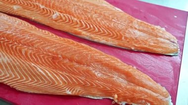 Somon balığı, fileto, portakal suyu.