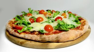 Pizza ruccola, vişneli domates parmesan rotasyonu, İtalyan yemekleri izole arka plan.