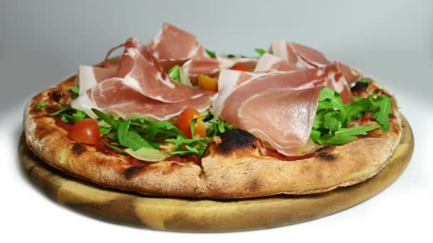 Rukola Pizzy Surowe Szynki Pomidory Wiśniowe Rotacja Parmezanu Włoskie Jedzenie — Wideo stockowe