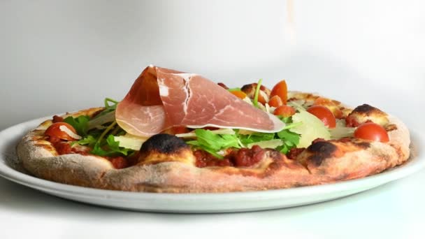 Pizza Ruccola Ωμό Ζαμπόν Τοματίνια Παρμεζάνα Ιταλικό Φαγητό — Αρχείο Βίντεο