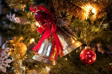 Noel altın çanları Tebrik kartı için beyaz kar arka planı