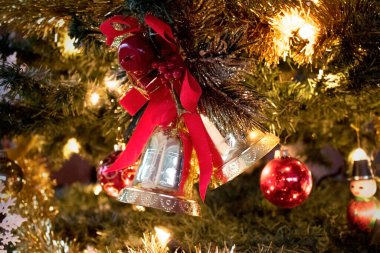 Noel altın çanları Tebrik kartı için beyaz kar arka planı