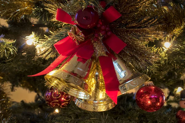 Noel altın çanları Tebrik kartı için beyaz kar arka planı