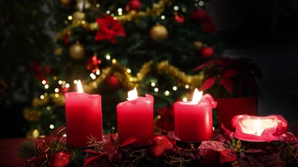 Weihnachten Kerzen Rot Mit Beleuchtetem Baum Zum Hintergrund — Stockvideo
