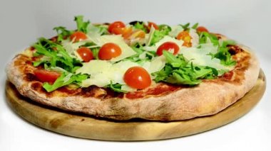 Domatesli pizza ve çiğ jambonlu İtalyan yemeği.