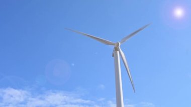 Rüzgar gücü türbinleri bulut mavisi